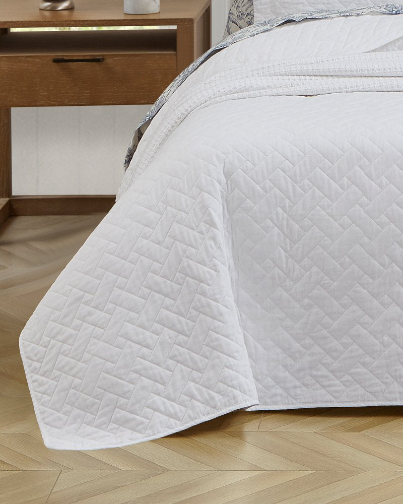 Raffia Solid 3-Piece Full/Queen Quilt Set - White