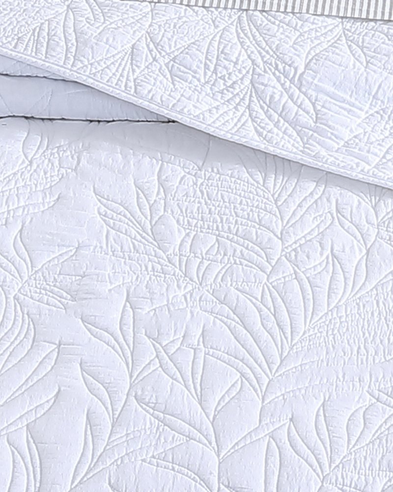 Solid Costa Sera Twin Quilt - White